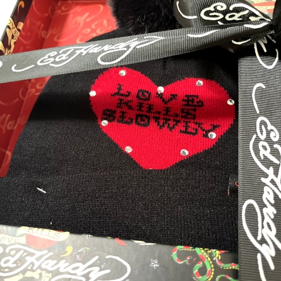NWT 2pc Ed Hardy Beanie & Gloves Gift Set Pom Pom Hat Rhinestone Heart Black Red - Picture 6 of 8